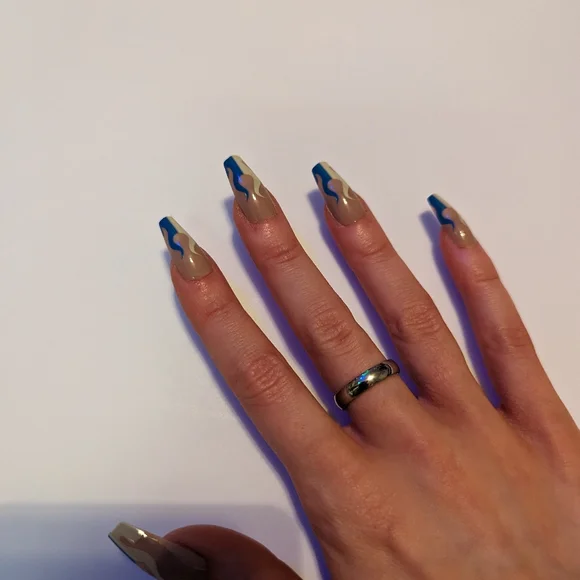 Silvery ring/band - Picture 6 of 9